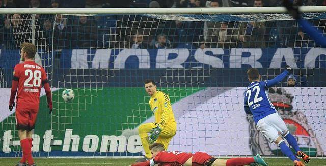 沃尔夫斯堡主场取胜,神勇防线稳守排名第一 沃尔夫斯堡主场取胜,神勇防线稳守排名第一