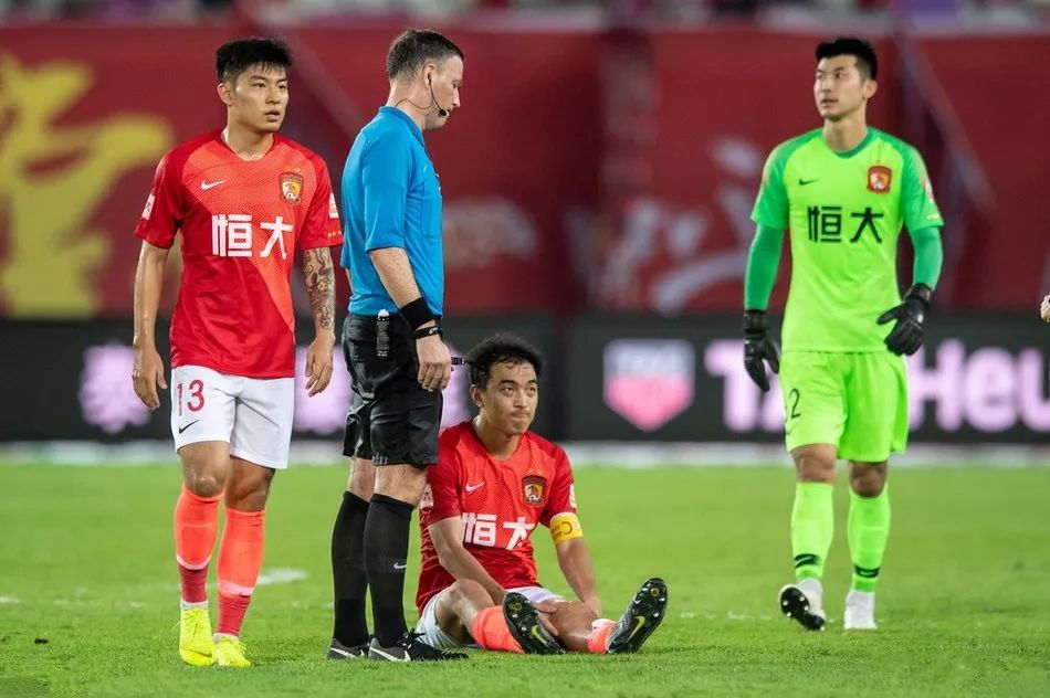 恒大客场轻取佳兆业，维持领跑地位