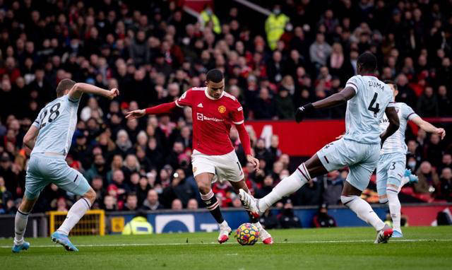 曼联球员合作默契，帮助球队继续胜利