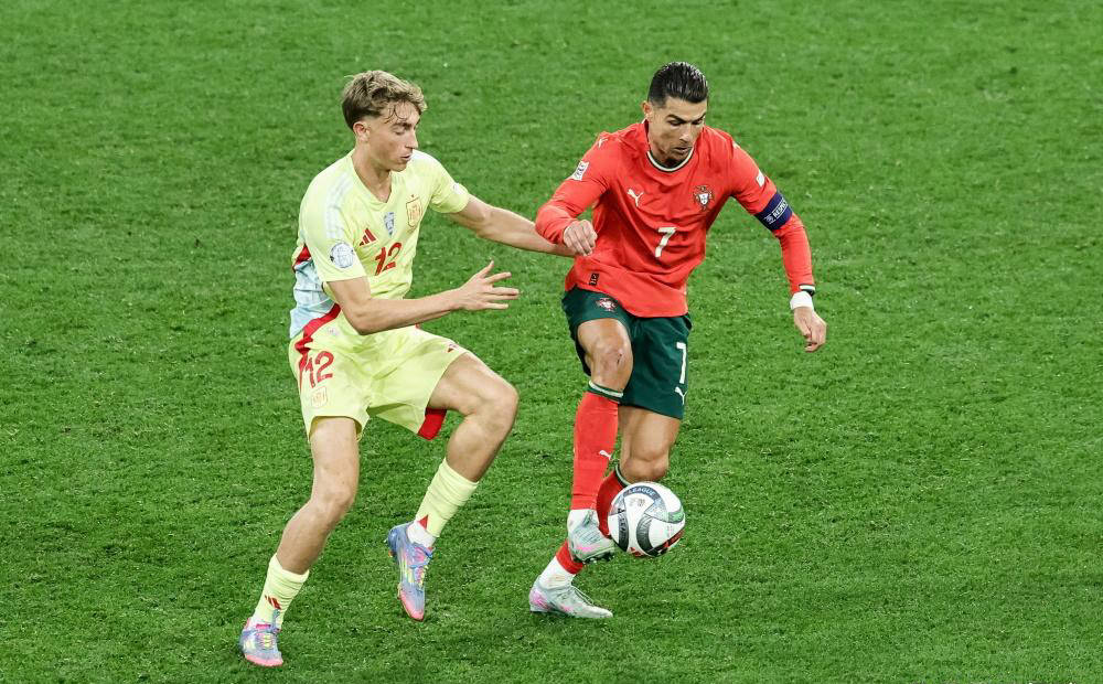 足球决赛中球员表现出色赢得掌声