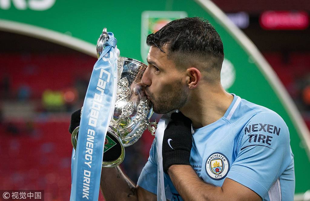 巴西男篮在南美联赛季后赛中夺冠众星捧杯