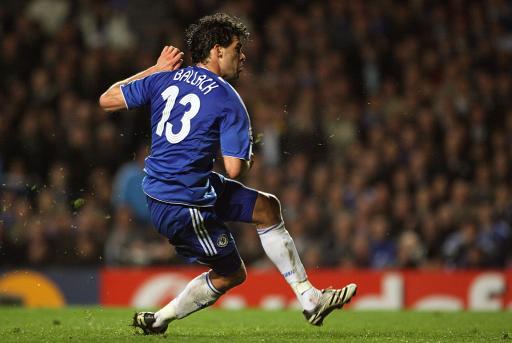 沙尔克边锋创造进球神奇一幕，成为焦点人物